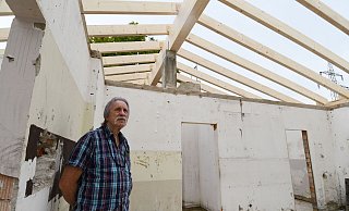 Bis auf die Außenwände ist das Vereinsheim des Kleingartenvereins Riemeke nach dem Brand nun entkernt. Der Dachstuhl ist bereits erneuert. Doch noch bleibt viel zu tun, weiß Vorsitzender Manfred Ahle. - Lena Henning Bis auf die Außenwände ist das Vereinsheim des Kleingartenvereins Riemeke nach dem Brand nun entkernt. Der Dachstuhl ist bereits erneuert. Doch noch bleibt viel zu tun, weiß Vorsitzender Manfred Ahle. - Lena Henning