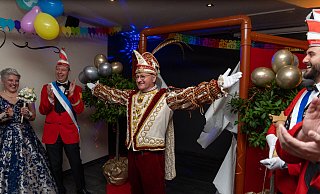 Applaus für einen jecken Helden: Hermann Held ist neuer Prinz bei Brakel Radau. - Mark Elberg Applaus für einen jecken Helden: Hermann Held ist neuer Prinz bei Brakel Radau. - Mark Elberg