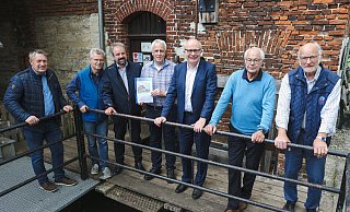 Vor Schäfermeiers Mühle (v. l.) Ortsvorsteher Michael Bolte, Thomas Glahe (2. Vorsitzender), Volker Huckemann, Heinz-Josef Haase (2. Vorsitzender), Bernhard Hoppe-Biermeyer, Klaus Ellermann (Vorsitzender) und Michael Schimming. - Hoppe-Biermeyer Vor Schäfermeiers Mühle (v. l.) Ortsvorsteher Michael Bolte, Thomas Glahe (2. Vorsitzender), Volker Huckemann, Heinz-Josef Haase (2. Vorsitzender), Bernhard Hoppe-Biermeyer, Klaus Ellermann (Vorsitzender) und Michael Schimming. - Hoppe-Biermeyer