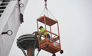 Hubert Drüke ging per Kran in die Luft, um das Nest mit Heu auszupolstern und bezugsfertig zu machen. - Grubestörche Hubert Drüke ging per Kran in die Luft, um das Nest mit Heu auszupolstern und bezugsfertig zu machen. - Grubestörche