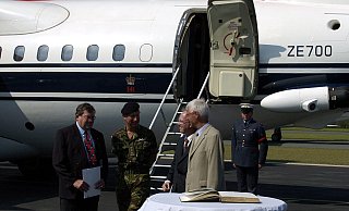 Prinz Chales wird auf dem Flughafen Paderborn-Lippstadt im September 2004 von Airport-Geschäftsführer Fritz Henze und Aufsichtsratschef Reinhold Stücke begrüßt. - Marc Köppelmann Prinz Chales wird auf dem Flughafen Paderborn-Lippstadt im September 2004 von Airport-Geschäftsführer Fritz Henze und Aufsichtsratschef Reinhold Stücke begrüßt. - Marc Köppelmann