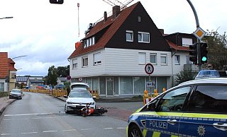 Einer der Unfälle: Das Motorrad blieb direkt vor der Fahrzeugfront des VW auf der Fahrbahn der Bremer Straße in Pr. Oldendorf liegen. - Polizei Minden-Lübbecke Einer der Unfälle: Das Motorrad blieb direkt vor der Fahrzeugfront des VW auf der Fahrbahn der Bremer Straße in Pr. Oldendorf liegen. - Polizei Minden-Lübbecke