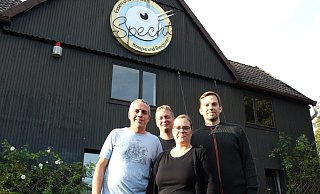 Matthias Koring (l.), Leif Gawinski, Miriam Kreft und Stefan Koring freuen sich darüber, dass der Specht künftig wieder an einem Donnerstag im Monat öffnet. - Eric Pielsticker Matthias Koring (l.), Leif Gawinski, Miriam Kreft und Stefan Koring freuen sich darüber, dass der Specht künftig wieder an einem Donnerstag im Monat öffnet. - Eric Pielsticker