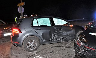 Der Sachschaden nach dem Zusammenstoß der drei Fahrzeuge liegt laut der Polizei bei insgesamt 13.000 Euro. - Polizei Der Sachschaden nach dem Zusammenstoß der drei Fahrzeuge liegt laut der Polizei bei insgesamt 13.000 Euro. - Polizei