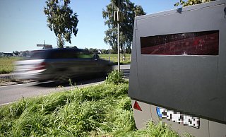 Vier Tage lang stand der mobile Blitzer an der Ellerbuscher Straße in Löhne. Der Standort war in der Vergangenheit oft Gegenstand von Diskussionen. Die könnten jetzt neu aufbranden. - Felix Eisele Vier Tage lang stand der mobile Blitzer an der Ellerbuscher Straße in Löhne. Der Standort war in der Vergangenheit oft Gegenstand von Diskussionen. Die könnten jetzt neu aufbranden. - Felix Eisele