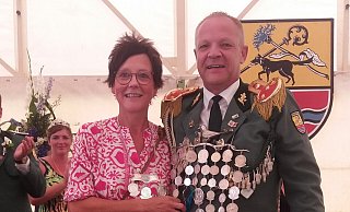 Das neue Königspaar der Schützengesellschaft zu Wehrden/Weser: Oberst Markus Ulber und Kerstin Scholle. - Schützengesellschaft zu Wehrden/Weser Das neue Königspaar der Schützengesellschaft zu Wehrden/Weser: Oberst Markus Ulber und Kerstin Scholle. - Schützengesellschaft zu Wehrden/Weser