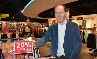 Der Räumungsverkauf läuft, damit Jens Klingemann sein Modehaus umgestalten kann. Foto: Thomas Kube - Thomas Kube Der Räumungsverkauf läuft, damit Jens Klingemann sein Modehaus umgestalten kann. Foto: Thomas Kube - Thomas Kube