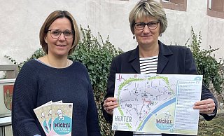 Greta Ingebrand (Stadt Höxter, l.) und Claudia Pelz-Weskamp (Gleichstellungsbeauftragte der Stadt Höxter) präsentieren die Übersichtsichtskarte. - Stadt Höxter Greta Ingebrand (Stadt Höxter, l.) und Claudia Pelz-Weskamp (Gleichstellungsbeauftragte der Stadt Höxter) präsentieren die Übersichtsichtskarte. - Stadt Höxter