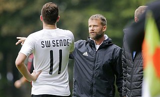 Sendes Trainer Jürgen Prüfer zeigt, wo es lang geht. Geht es nach dem Übungsleiter, so soll der SV Schwarz-Weiß am Ende der Bezirksligasaison auf einem einstelligen Tabellenplatz landen. - Henrik Martinschledde Sendes Trainer Jürgen Prüfer zeigt, wo es lang geht. Geht es nach dem Übungsleiter, so soll der SV Schwarz-Weiß am Ende der Bezirksligasaison auf einem einstelligen Tabellenplatz landen. - Henrik Martinschledde