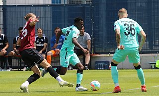 Kelvin Ofori läuft Vinko Sapina davon. Felix Platte (r.) sieht zu. - Jochem Schulze Kelvin Ofori läuft Vinko Sapina davon. Felix Platte (r.) sieht zu. - Jochem Schulze