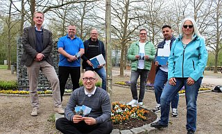 Die Veranstalter: Michael Scholz (v.l.), Herman Derks, Dieter Treichel, Bernd Bolte, Miguel Hajdinaj, Heike Behnke, Dimitrij Nikulicev (vorne). - Anastasia von Fugler Die Veranstalter: Michael Scholz (v.l.), Herman Derks, Dieter Treichel, Bernd Bolte, Miguel Hajdinaj, Heike Behnke, Dimitrij Nikulicev (vorne). - Anastasia von Fugler