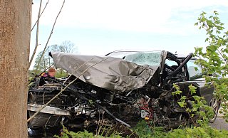 Das Auto kollidierte mit mehreren Bäumen. - Polizei Minden-Lübbecke Das Auto kollidierte mit mehreren Bäumen. - Polizei Minden-Lübbecke