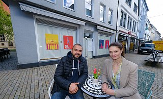 Daniela und Georgios Pone vor ihrem künftigen Bielefelder Bistro. Hinter den verklebten Fenstern erhält das Lokal den letzten Schliff. - Andreas Zobe Daniela und Georgios Pone vor ihrem künftigen Bielefelder Bistro. Hinter den verklebten Fenstern erhält das Lokal den letzten Schliff. - Andreas Zobe