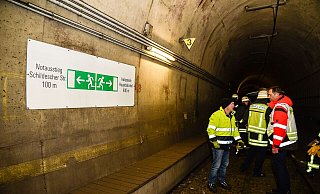 Die Bahn steckte plötzlich zwischen Rathaus und Jahnplatz im Tunnel fest. - CHRISTIAN MATHIESEN Die Bahn steckte plötzlich zwischen Rathaus und Jahnplatz im Tunnel fest. - CHRISTIAN MATHIESEN