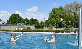 Zur Eröffnung des Bünder Freibads gab es Sonne satt. Die Freunde Timo Ebmeier (12) und Max Aaron Knollmann (13) spielten Wasserball. - Louisa Kohnert Zur Eröffnung des Bünder Freibads gab es Sonne satt. Die Freunde Timo Ebmeier (12) und Max Aaron Knollmann (13) spielten Wasserball. - Louisa Kohnert