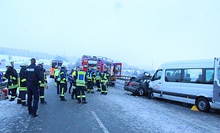 Bei einem Unfall auf der Talbrücke der B64 bei Hembsen war im November 2022 ein Mensch zu Tode gekommen. Zudem gab es mehrere Verletzte, darunter zwei Schwerverletzte. - (Archivbild) Burkhard Battran Bei einem Unfall auf der Talbrücke der B64 bei Hembsen war im November 2022 ein Mensch zu Tode gekommen. Zudem gab es mehrere Verletzte, darunter zwei Schwerverletzte. - (Archivbild) Burkhard Battran