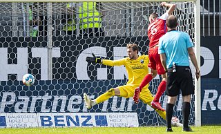 Torwart Nikolai Rehnen bei seinem Debüt für Sandhausen gegen Heidenheim. Hier kassiert er das Tor zum 1:3 durch den Ex-Arminen Patrick Mainka. Foto: dpa/Tom Weller - Tom Weller Torwart Nikolai Rehnen bei seinem Debüt für Sandhausen gegen Heidenheim. Hier kassiert er das Tor zum 1:3 durch den Ex-Arminen Patrick Mainka. Foto: dpa/Tom Weller - Tom Weller