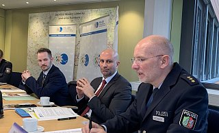 Präsentierten die wichtigsten Zahl aus der Kriminalitätsstatistik: Kriminaloberrat Benjam Beutler (l.), Landrat Ali Dogan und Polizeidirektor Mathias Schmidt. - Nicole Bliesener Präsentierten die wichtigsten Zahl aus der Kriminalitätsstatistik: Kriminaloberrat Benjam Beutler (l.), Landrat Ali Dogan und Polizeidirektor Mathias Schmidt. - Nicole Bliesener