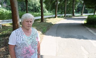 Marita Roll hat Unterschriften gegen die neue Radbrücke gesammelt. In dieser Kurve soll sie auf den Prinzenwinkel treffen - viel zu unübersichtlich sagen die Anlieger. - Nicole Sielermann Marita Roll hat Unterschriften gegen die neue Radbrücke gesammelt. In dieser Kurve soll sie auf den Prinzenwinkel treffen - viel zu unübersichtlich sagen die Anlieger. - Nicole Sielermann
