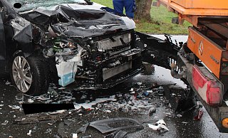 Der stark beschädigte Wagen wurde abgeschleppt. - Polizei Minden-Lübbecke Der stark beschädigte Wagen wurde abgeschleppt. - Polizei Minden-Lübbecke