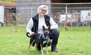 Hunden sieht man ihre Verhaltensprobleme nicht immer an. Schnauzermischling Patu etwa, hier mit Tierheimleiterin Jutta Schaper, wirkt eigentlich ganz harmlos. Doch den Maulkorb trägt er aus gutem Grund. - Peter Unger Hunden sieht man ihre Verhaltensprobleme nicht immer an. Schnauzermischling Patu etwa, hier mit Tierheimleiterin Jutta Schaper, wirkt eigentlich ganz harmlos. Doch den Maulkorb trägt er aus gutem Grund. - Peter Unger