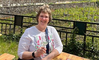 Hier im Weinberg oberhalb des Tals fühlt sich Birgit Beerbom sehr wohl. Zur Weinlese jetzt im Herbst wird sie wieder im Ahrtal und in den Weinbergen unterwegs sein. - Birgit Beerbom Hier im Weinberg oberhalb des Tals fühlt sich Birgit Beerbom sehr wohl. Zur Weinlese jetzt im Herbst wird sie wieder im Ahrtal und in den Weinbergen unterwegs sein. - Birgit Beerbom