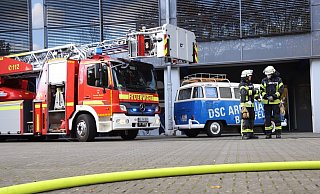 Feuerwehrmänner nach dem Einsatz im Tribünen-Bürokomplex der Schüco-Arena. - Charlotte Mahncke Feuerwehrmänner nach dem Einsatz im Tribünen-Bürokomplex der Schüco-Arena. - Charlotte Mahncke