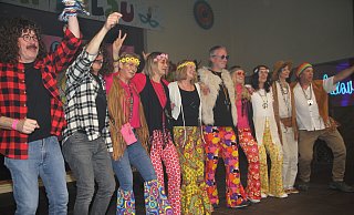 Viele Akteure und Besucher lassen beim Karneval in der Wewelsburger Dorfhalle die Mode der vergangenen Jahrzehnte Revue passieren - so auch die Flower-Power-Zeit. - Johannes Büttner Viele Akteure und Besucher lassen beim Karneval in der Wewelsburger Dorfhalle die Mode der vergangenen Jahrzehnte Revue passieren - so auch die Flower-Power-Zeit. - Johannes Büttner