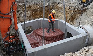 Weil auf versiegelten Flächen sehr viel Regenwasser zusammenfließen kann, wird unter der Oberfläche seit Jahren groß investiert: Zum Beispiel in solche Kanalbauten wie hier bei der Erschließung für das neue Baugebiet Springbach Höfe. - Archivfoto: Holger Kosbab Weil auf versiegelten Flächen sehr viel Regenwasser zusammenfließen kann, wird unter der Oberfläche seit Jahren groß investiert: Zum Beispiel in solche Kanalbauten wie hier bei der Erschließung für das neue Baugebiet Springbach Höfe. - Archivfoto: Holger Kosbab