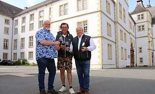 Mario Voss (v. l.), Elmar Simon und Karl-Heinz Militzer planen für das Libori-Fest die Plaza Europa auf dem Platz vor dem Gymnasium Theodorianum und der Theologischen Fakultät am Kamp. - Heiko Appelbaum Mario Voss (v. l.), Elmar Simon und Karl-Heinz Militzer planen für das Libori-Fest die Plaza Europa auf dem Platz vor dem Gymnasium Theodorianum und der Theologischen Fakultät am Kamp. - Heiko Appelbaum