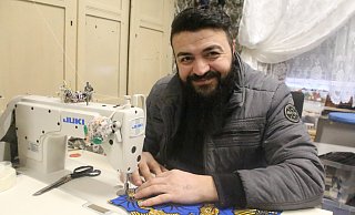 Der aus Syrien stammende Kostümschneider Razzouk Khalaf ist ein Virtuose an der Nähmaschine. - Burkhard Battran Der aus Syrien stammende Kostümschneider Razzouk Khalaf ist ein Virtuose an der Nähmaschine. - Burkhard Battran