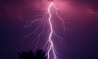 Während des Starkregens kam es in den Kreisen Herford zu mehreren Unfällen und zwei Blitzeinschlägen. - Symbolfoto: Pixabay Während des Starkregens kam es in den Kreisen Herford zu mehreren Unfällen und zwei Blitzeinschlägen. - Symbolfoto: Pixabay