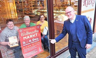 "Urgemütlich wird es beim Nieheimer Weihnachtsmarkt zugehen", versprechen Bürgermeister Johannes Schlütz und das Organisationsteam Martina Weber (v. l.) und Annegret Ewald mit der Chocolatière Anika Rieks. - Köhne "Urgemütlich wird es beim Nieheimer Weihnachtsmarkt zugehen", versprechen Bürgermeister Johannes Schlütz und das Organisationsteam Martina Weber (v. l.) und Annegret Ewald mit der Chocolatière Anika Rieks. - Köhne