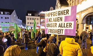 Am Montag kamen 250 Menschen für eine Gegendemo zu den Spaziergängern vor dem Historischen Rathaus zusammen. - Niklas Tüns Am Montag kamen 250 Menschen für eine Gegendemo zu den Spaziergängern vor dem Historischen Rathaus zusammen. - Niklas Tüns