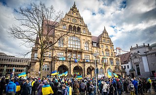 Die Demonstranten vor dem alten Bielefelder Rathaus. - Mike-Dennis Mller / www.mdm.photo Die Demonstranten vor dem alten Bielefelder Rathaus. - Mike-Dennis Mller / www.mdm.photo