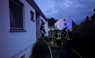 Die Feuerwehr im Einsatz nach dem Blitzeinschlag. - Freiwillige Feuerwehr Höxter Die Feuerwehr im Einsatz nach dem Blitzeinschlag. - Freiwillige Feuerwehr Höxter