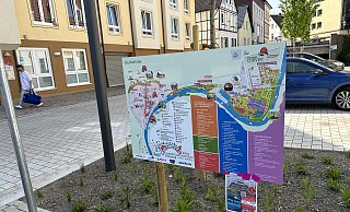 Unterhalb des Übersichtsplanes zwischen Hotel Stadt Höxter und alter Post weist ein kleiner Zettel darauf hin, dass die Bimmelbahn nicht mehr vom Bahnhof abfährt. Viele Besucher haben ihn übersehen. Aber ab Pfingstsamstag ist die Sache ohnehin anders. - Ralf T. Mischer Unterhalb des Übersichtsplanes zwischen Hotel Stadt Höxter und alter Post weist ein kleiner Zettel darauf hin, dass die Bimmelbahn nicht mehr vom Bahnhof abfährt. Viele Besucher haben ihn übersehen. Aber ab Pfingstsamstag ist die Sache ohnehin anders. - Ralf T. Mischer