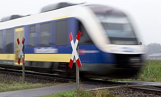 Eine Tragödie bei Bad Driburg sorgte am Freitag für Zugausfälle der Nordwestbahn. - Dpa Eine Tragödie bei Bad Driburg sorgte am Freitag für Zugausfälle der Nordwestbahn. - Dpa