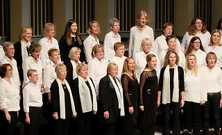 Der Projektchor ehemaliger Kinderchor-Aktiver sorgt für weihnachtliche Stimmung. - NW Der Projektchor ehemaliger Kinderchor-Aktiver sorgt für weihnachtliche Stimmung. - NW