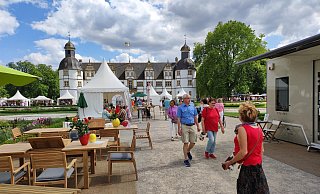 Die zweite Landpartie im Schlossgarten lädt Besucherinnen und Besucher zum vielseitigem Programm ein. - Landpartie Schloss Neuhaus Die zweite Landpartie im Schlossgarten lädt Besucherinnen und Besucher zum vielseitigem Programm ein. - Landpartie Schloss Neuhaus