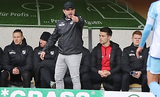 Engagiert an der Linie: Rödinghausens Trainer Farat Toku (Mitte) erwartet in Velbert auch von seinen Spielern vollen Einsatz. - Egon Bieber Engagiert an der Linie: Rödinghausens Trainer Farat Toku (Mitte) erwartet in Velbert auch von seinen Spielern vollen Einsatz. - Egon Bieber