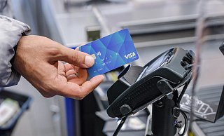 Ein Geflüchteter aus Syrien kauft mit der so genannten "Socialcard" für Asylsuchende in einem Supermarkt in Hannover ein. - epd-bild / Jens Schulze Ein Geflüchteter aus Syrien kauft mit der so genannten "Socialcard" für Asylsuchende in einem Supermarkt in Hannover ein. - epd-bild / Jens Schulze
