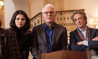 Oliver (Martin Short, v. r.), Charles (Steve Martin) und Mabel (Selena Gomez) nutzen ihr Wissen aus True-Crime-Podcasts, um den Tod eines Hausbewohners aufzuklären. - Hulu Oliver (Martin Short, v. r.), Charles (Steve Martin) und Mabel (Selena Gomez) nutzen ihr Wissen aus True-Crime-Podcasts, um den Tod eines Hausbewohners aufzuklären. - Hulu