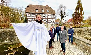 Bereit für den Adventsmarkt sind (v. l.) Adventsmarktengel Johanna Kaiser, André Cramer, Inhaber der Genusswerkstatt Mallinckrodthof, Marcus Klugmann, Geschäftsführer des NPH, Moderator Henry Lausen, Bürgermeister Uwe Gockel, Frank Tölle, Inhaber Eventware, und Webmaster Eberhard Poguntke. - Carola Drabon Bereit für den Adventsmarkt sind (v. l.) Adventsmarktengel Johanna Kaiser, André Cramer, Inhaber der Genusswerkstatt Mallinckrodthof, Marcus Klugmann, Geschäftsführer des NPH, Moderator Henry Lausen, Bürgermeister Uwe Gockel, Frank Tölle, Inhaber Eventware, und Webmaster Eberhard Poguntke. - Carola Drabon