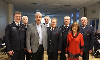 Wehrführer Seven Heinemann (l.) mit den offiziellen Vertretern und Ehrengästen. - Burkhard Battran Wehrführer Seven Heinemann (l.) mit den offiziellen Vertretern und Ehrengästen. - Burkhard Battran