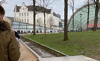 Am Montagvormittag, dem ersten Tag der Sonderaktion "Impfen ohne Termin", bildete sich eine lange Schlange vor dem städtischen Impfzentrum. - J. Werner Am Montagvormittag, dem ersten Tag der Sonderaktion "Impfen ohne Termin", bildete sich eine lange Schlange vor dem städtischen Impfzentrum. - J. Werner