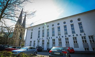 Das Haus des Handwerks am Papenmarkt soll für einen Erweiterungsbau für das Gymnasium am Waldhof weichen. Doch bei der Planung gebe es Probleme, meint Planungsdezernent Gregor Moss. Foto: Sarah Jonek - Sarah Jonek Das Haus des Handwerks am Papenmarkt soll für einen Erweiterungsbau für das Gymnasium am Waldhof weichen. Doch bei der Planung gebe es Probleme, meint Planungsdezernent Gregor Moss. Foto: Sarah Jonek - Sarah Jonek
