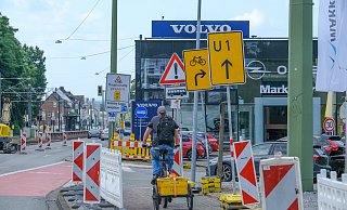 Wegen der Großbaustelle auf der Hauptstraße werden die Radler seit Monaten nach rechts auf die Eisenbahnstraße umgeleitet. - Andreas Zobe Wegen der Großbaustelle auf der Hauptstraße werden die Radler seit Monaten nach rechts auf die Eisenbahnstraße umgeleitet. - Andreas Zobe