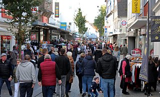 Viele nutzen den verklaufsoffenen Sonntag für einen Besuch in Herfords Fußgängerzone. - Frank-Michael Kiel-Steinkamp Viele nutzen den verklaufsoffenen Sonntag für einen Besuch in Herfords Fußgängerzone. - Frank-Michael Kiel-Steinkamp