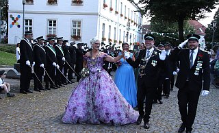 In diesem Sommer können Steinheims Altschützen mit höchst begeisterten Majestäten aufwarten: Königin Hildegard Bartkowiak und König Alfred Gemmeke genießen ihr Schützenfest sichtlich und versprühen beim Festumzug viel gute Laune. - Madita Schellenberg In diesem Sommer können Steinheims Altschützen mit höchst begeisterten Majestäten aufwarten: Königin Hildegard Bartkowiak und König Alfred Gemmeke genießen ihr Schützenfest sichtlich und versprühen beim Festumzug viel gute Laune. - Madita Schellenberg